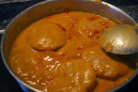 Filetes Rusos Rellenos de Pavo y Queso en Salsa con Patatas Filetes Rusos Rellenos de Pavo y Queso en Salsa con Patatas