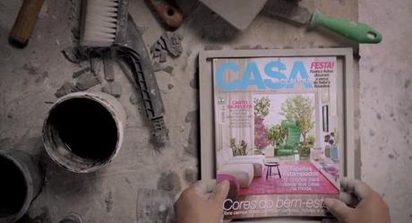 Una revista de decoración en un bloque de cemento para promocionar una empresa de reformas