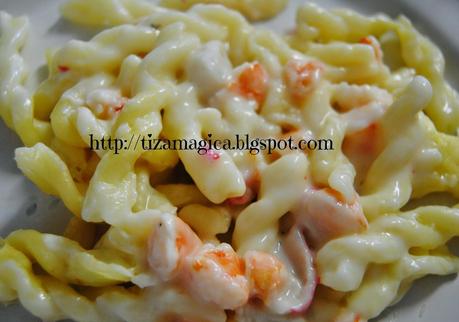 Cocina con niños: pasta con gambas, bocas de mar y bechamel.