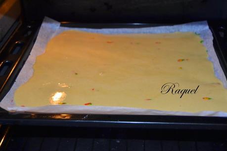 Brazo Gitano con Círculos de Colores Relleno de Nata Brazo Gitano con Círculos de Colores Relleno de Nata