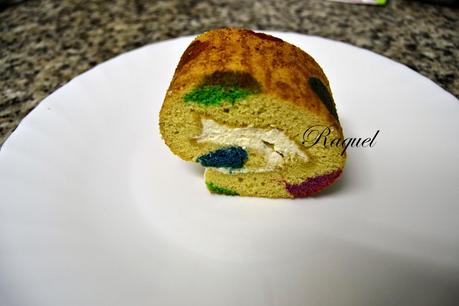 Brazo Gitano con Círculos de Colores Relleno de Nata Brazo Gitano con Círculos de Colores Relleno de Nata