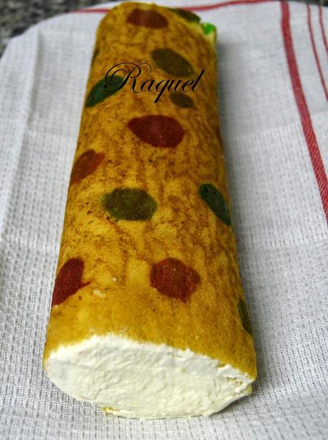 Brazo Gitano con Círculos de Colores Relleno de Nata Brazo Gitano con Círculos de Colores Relleno de Nata