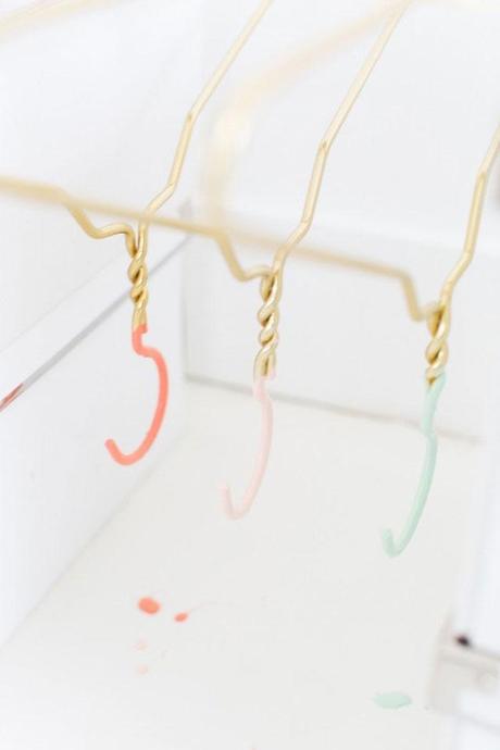 DIY: unas perchas en dorado y pastel