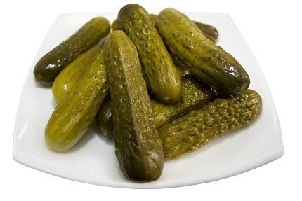 Ensalada de pasta con salmón aguacate y vinagreta de lima Los pepinillos agridulces son uno de los ingredientes que suelen añadirse a las ensaladas alemanas o ensalada de patata.