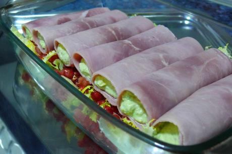 Rollos de york y aguacate con huevo hilado preparacion rollos york