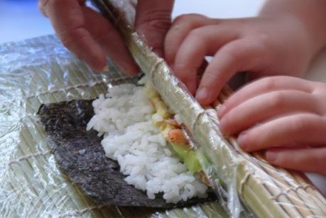 Maki sushi en casa , receta fácil ayudando sushi