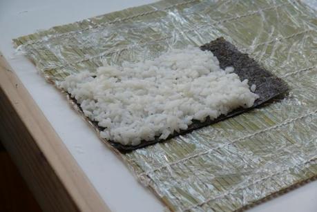 Maki sushi en casa , receta fácil arroz extendido