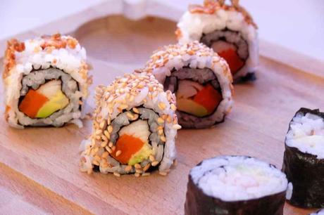 Maki sushi en casa , receta fácil sushi roll