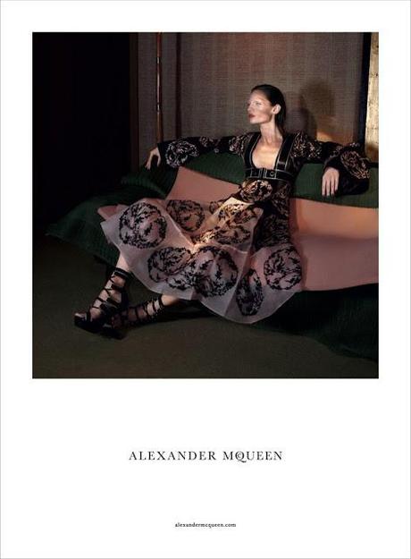 Karoline Wolter se pinta las cejas para Alexander McQueen