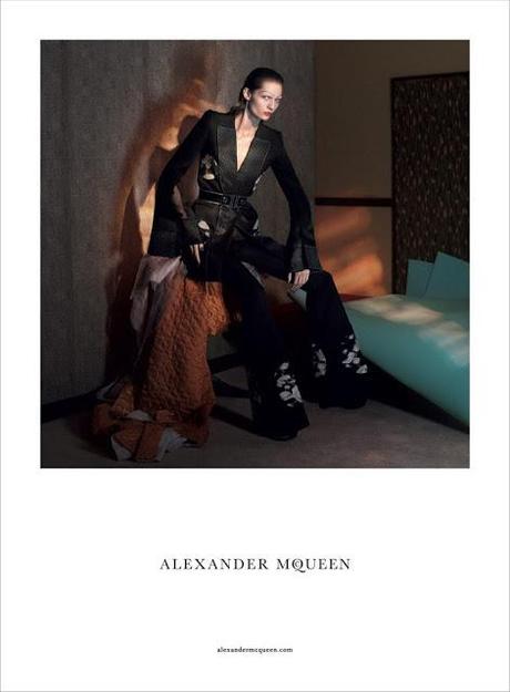 Karoline Wolter se pinta las cejas para Alexander McQueen