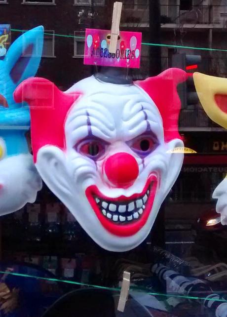 Aprovechando para disfrazarse y para atracar un banco... Aprovechando para disfrazarse y para atracar un banco...