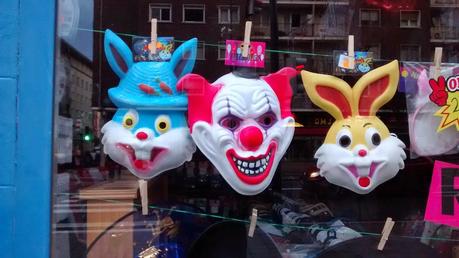 Aprovechando para disfrazarse y para atracar un banco... Aprovechando para disfrazarse y para atracar un banco...