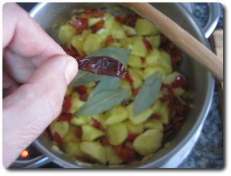 Guiso de txistorra y patatas recetasbellas-guiso-txistorra-20ene2015-23