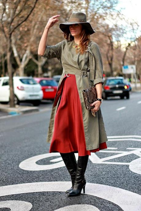 botas altas y falda midi