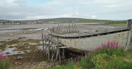 Vadso, un asombroso balcón al Ártico El viejo casco de un barco pesquero varado en la ría junto a mi hotel