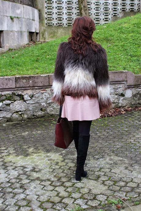 MIS LOOKS - ABRIGO PELO LARGO Y FALDA ROSA MIS LOOKS - ABRIGO PELO LARGO Y FALDA ROSA