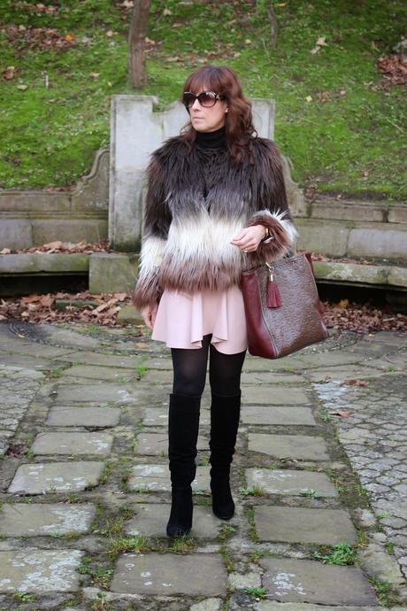 MIS LOOKS - ABRIGO PELO LARGO Y FALDA ROSA MIS LOOKS - ABRIGO PELO LARGO Y FALDA ROSA