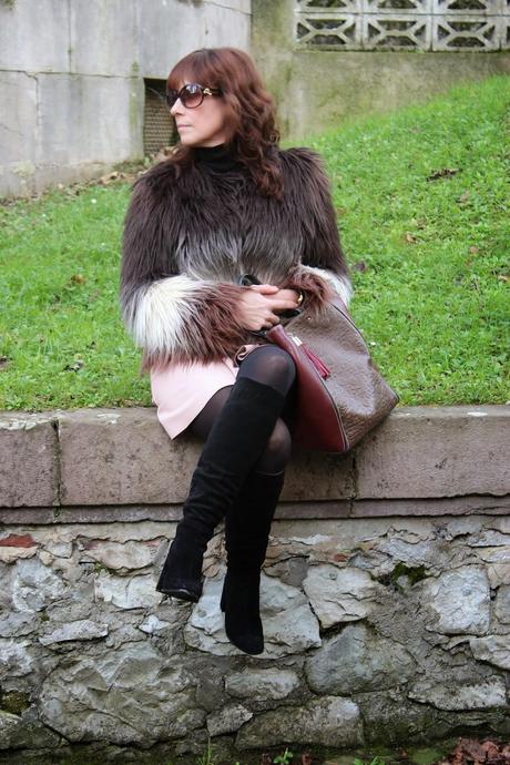 MIS LOOKS - ABRIGO PELO LARGO Y FALDA ROSA MIS LOOKS - ABRIGO PELO LARGO Y FALDA ROSA