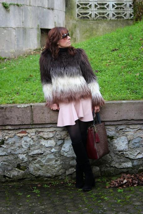 MIS LOOKS - ABRIGO PELO LARGO Y FALDA ROSA MIS LOOKS - ABRIGO PELO LARGO Y FALDA ROSA