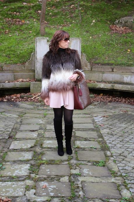 MIS LOOKS - ABRIGO PELO LARGO Y FALDA ROSA MIS LOOKS - ABRIGO PELO LARGO Y FALDA ROSA