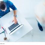 Un acercamiento con el estudio Stock Rocket Casual Guy workin on laptop