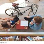 Un acercamiento con el estudio Stock Rocket Young Couple in a cafe