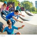 Un acercamiento con el estudio Stock Rocket Young people having fun at the skatepark