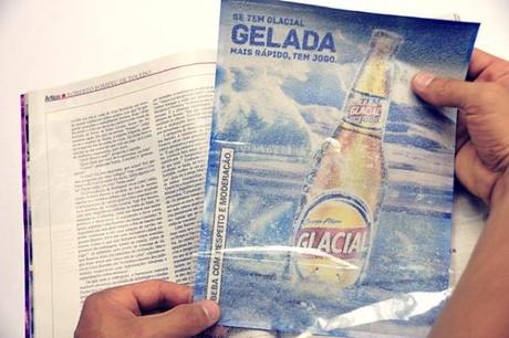 Un anuncio impreso que ayuda a enfriar tu cerveza