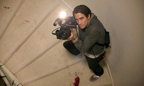 Jake Gyllenhaal te cuenta lo que hace en 'Nightcrawler', ahora en español Jake Gyllenhaal te cuenta lo que hace en 'Nightcrawler', ahora en español