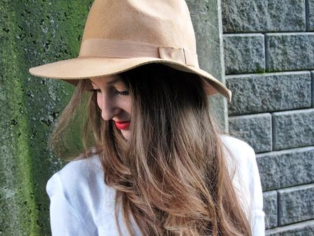 Falda de flecos y sombrero camel Falda de flecos y sombrero camel