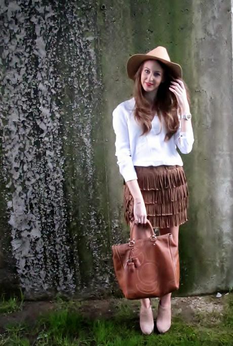 Falda de flecos y sombrero camel Falda de flecos y sombrero camel