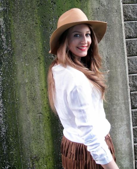 Falda de flecos y sombrero camel Falda de flecos y sombrero camel