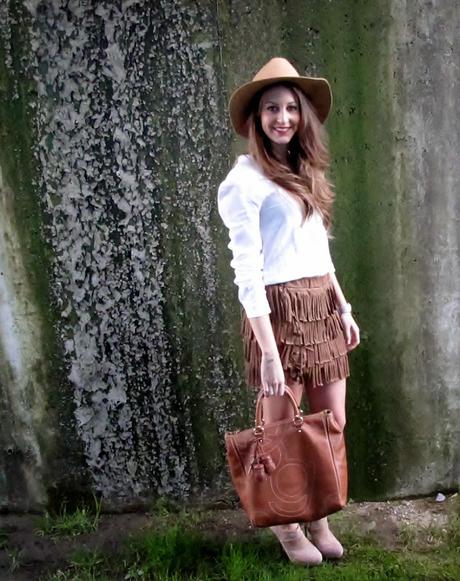 Falda de flecos y sombrero camel Falda de flecos y sombrero camel