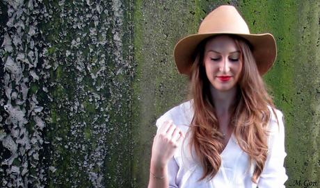 Falda de flecos y sombrero camel Falda de flecos y sombrero camel