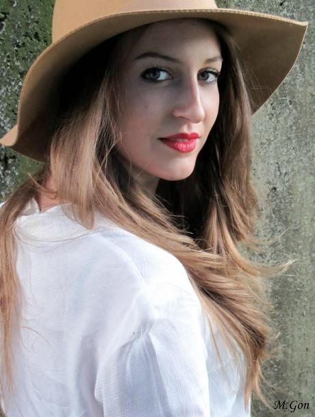 Falda de flecos y sombrero camel Falda de flecos y sombrero camel