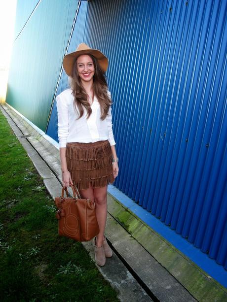 Falda de flecos y sombrero camel Falda de flecos y sombrero camel