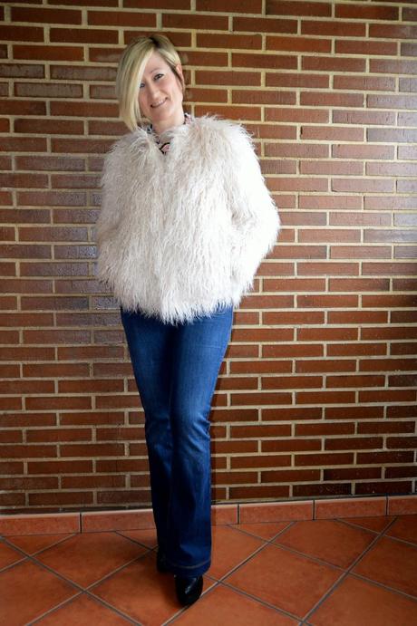 Seventy style. Abrigo de pelo con pantalón de campana. Seventy style. Abrigo de pelo con pantalón de campana.