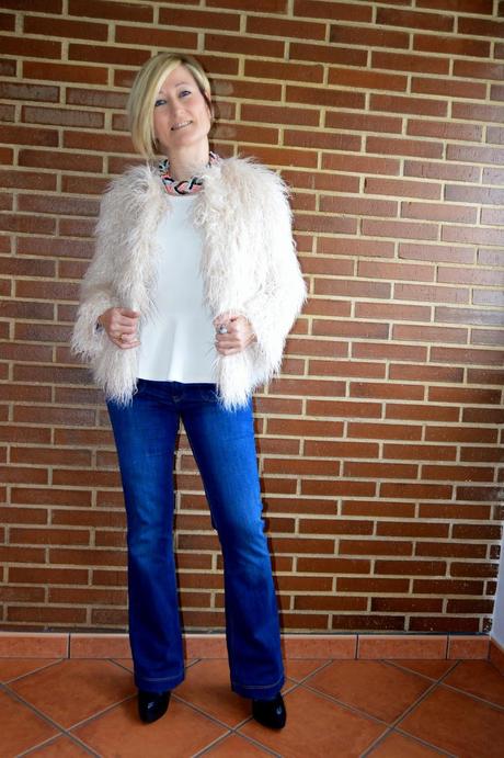 Seventy style. Abrigo de pelo con pantalón de campana. Seventy style. Abrigo de pelo con pantalón de campana.