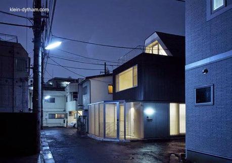 Casa moderna japonesa de 4 plantas en lote de esquina.