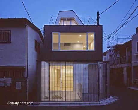 Casa moderna japonesa de 4 plantas en lote de esquina.