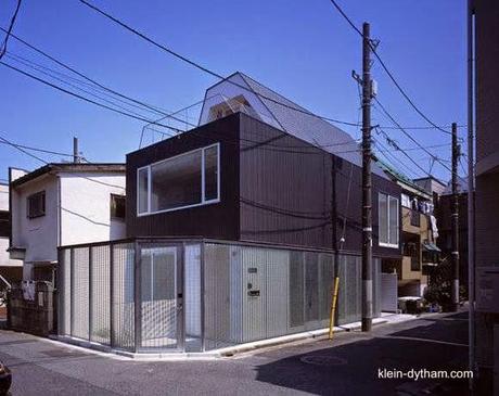 Casa moderna japonesa de 4 plantas en lote de esquina.