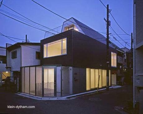Casa moderna japonesa de 4 plantas en lote de esquina.