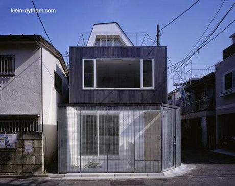 Casa moderna japonesa de 4 plantas en lote de esquina.