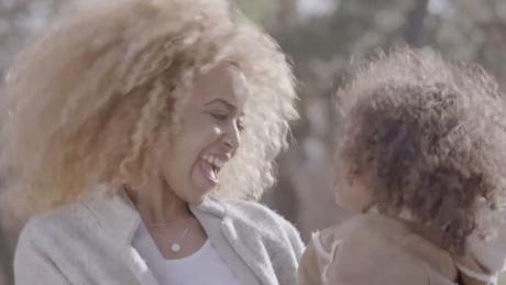 Dove quiere que las niñas amen su pelo rizado