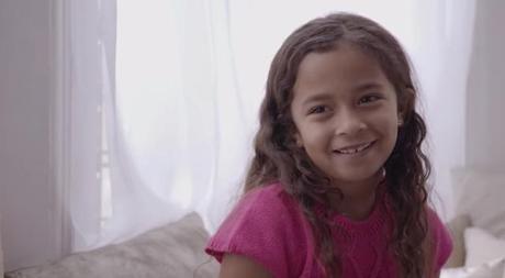 Dove quiere que las niñas amen su pelo rizado