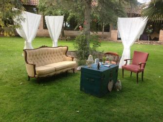 colores-de-boda-photobooth-butacas-cortinas-chiara Pon una zona lounge en tu boda
