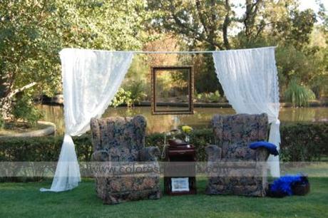 colores-de-boda-photobooth-cortinas-marco-butacas Pon una zona lounge en tu boda