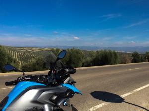 Ruta en moto por Jaén, atravesando el Parque Natural de Cazorla y Segura Parate y mira los campos de olivos