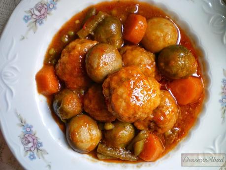 Albóndigas con coles y champiñones