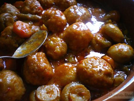 Albóndigas con coles y champiñones